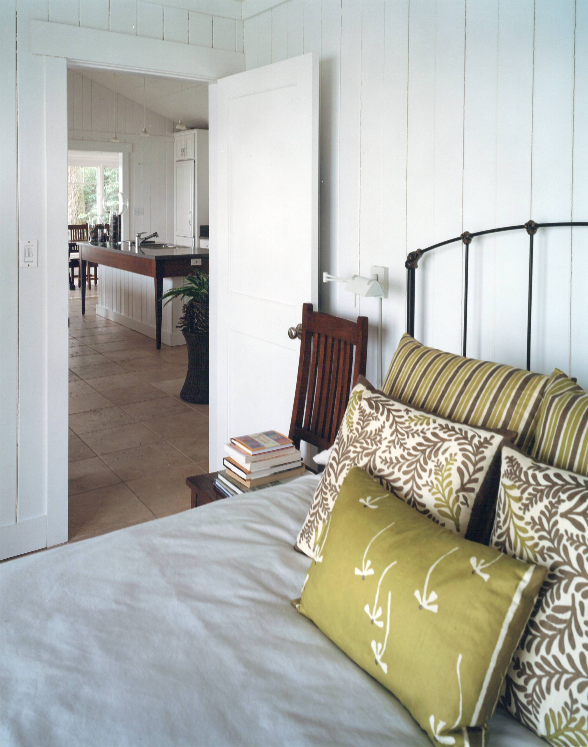 https://www.houzz.com/photos/bay-cottage-traditional-bedroom-dc-metro-phvw-vp~4403168
