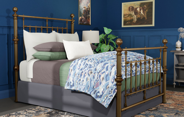 Hyde Park queen high-foot bed in Antique Brass finish