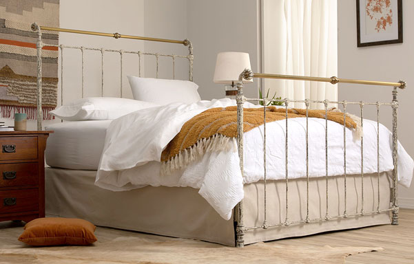 Iron & Brass queen high-foot bed in Vintage White with Antique Brass