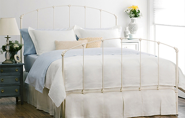 Rutherford high-foot queen bed in Antique White