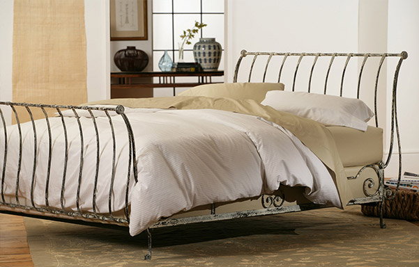 Paris queen high-foot bed in Vintage White