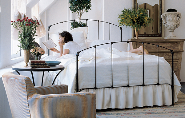 Rutherford High Foot Bed in black iron gold