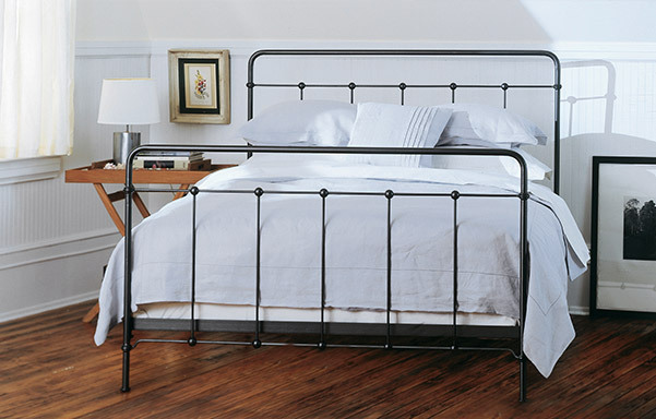 Cottage queen high-foot bed in wrought iron